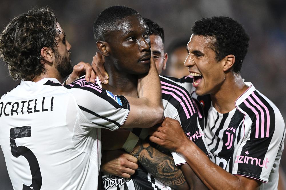 日职联战报：莱奥、知念庆破门，鹿岛鹿角2-1横滨FC